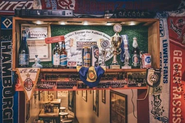  Die Bar Stadion an der Schleißheimer Straße
                                            empfängt Besucher mit einem eleganten,
                                            zeitgemäßen Interieur, das Eleganz und
                                            Raffinesse ausstrahlt.